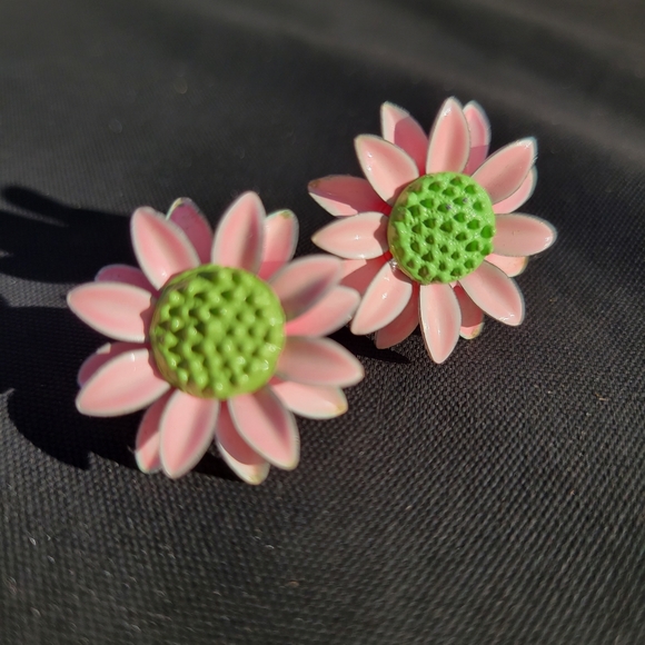 Vintage Pink Daisy Clip-On earrings ~ 1960s Mod ~ Flower Power~ Cute! - Picture 5 of 15
